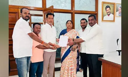 Minister Sitakka : మా గ్రామాలను యాదాద్రి జిల్లాలో కలపొద్దు..