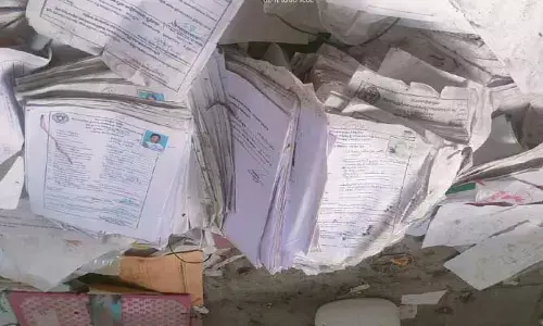 old collectorate : సూర్యాపేట పాత కలెక్టరేట్లో బీసీ సంక్షేమ శాఖ ఫైల్స్ దర్శనం..