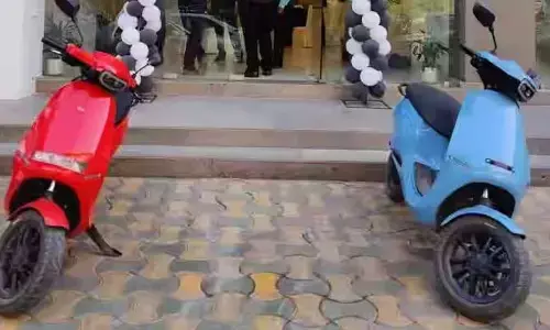 Secunderabad:ఓలా బైక్ షోరూం ముందు కస్టమర్ల ధర్నా