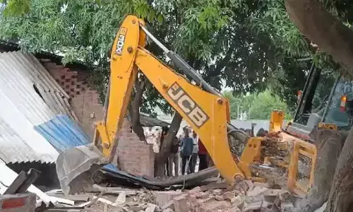 Bulldozer Action : గ్యాంగ్‌రేప్ నిందితుడి బేకరీపై బుల్డోజర్ యాక్షన్