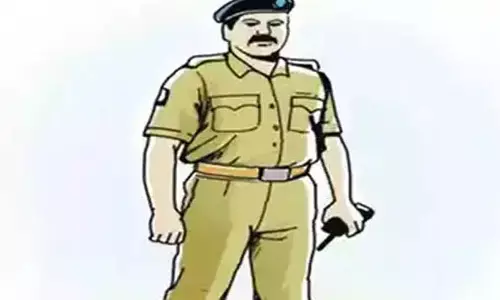 Thieves : మేము పోలీసులం నీ దగ్గర ఉన్న బంగారం ఇటు ఇవ్వు...