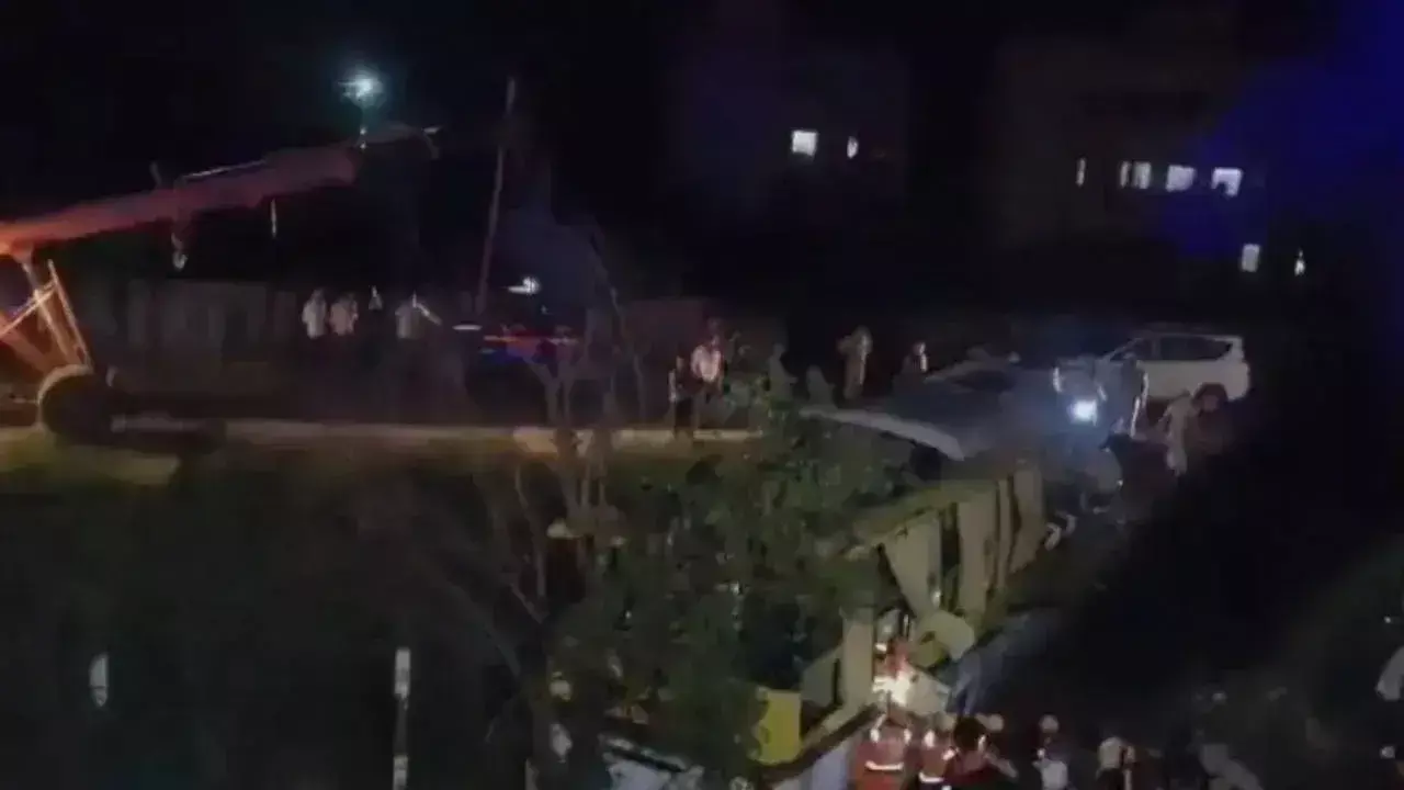 Accident: ఆగ్రా-లక్నో ఎక్స్ప్రెస్వేపై కారు- బస్సు ఢీ.. 7 గురు మృతి Accident: ఆగ్రా-లక్నో ఎక్స్ప్రెస్వేపై కారు- బస్సు ఢీ.. 7 గురు మృతి