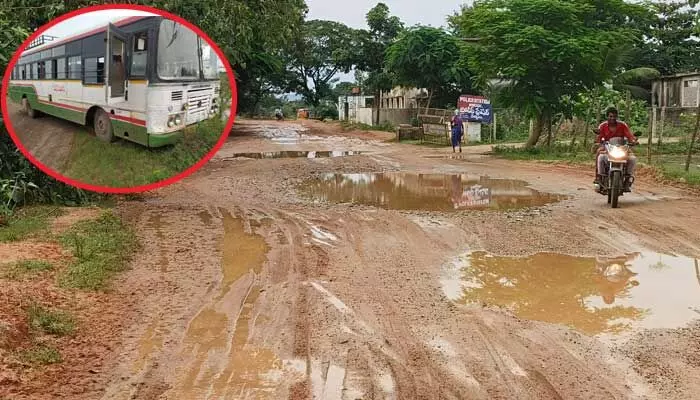 అధ్వానంగా మారిన రహదారులు.. రోడ్లు ఇలా ప్రయాణం ఎలా..? అధ్వానంగా మారిన రహదారులు.. రోడ్లు ఇలా ప్రయాణం ఎలా..?