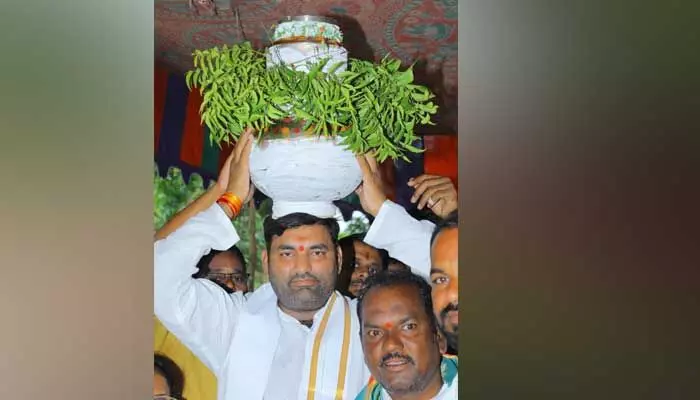 MLA : మైసమ్మకు బోనం సమర్పించిన ఎమ్మెల్యే.. MLA : మైసమ్మకు బోనం సమర్పించిన ఎమ్మెల్యే..