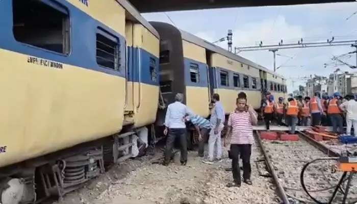 Train Accedent: పట్టాలు తప్పిన ఢిల్లీ ప్యాసింజర్ రైలు Train Accedent: పట్టాలు తప్పిన ఢిల్లీ ప్యాసింజర్ రైలు