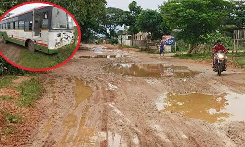అధ్వానంగా మారిన రహదారులు.. రోడ్లు ఇలా ప్రయాణం ఎలా..?