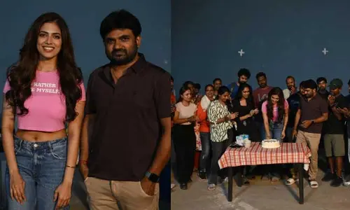 Rajasaab: డార్లింగ్ లేకుండా సెట్స్‌లో హీరోయిన్ బర్త్ డే సెలెబ్రేషన్స్.. ఫొటోలు వైరల్