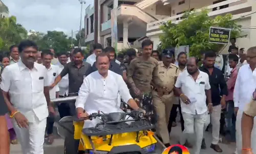 Komati Reddy: బండెక్కి మరోసారి వార్తల్లో నిలిచిన మంత్రి కోమటి రెడ్డి