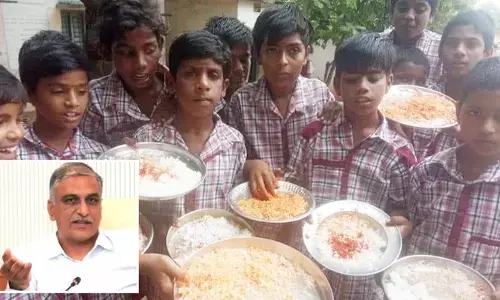 Harish Rao: ప్రభుత్వ పాఠశాలలో విద్యార్థులకు కారం, నూనె మెతుకులు : మాజీ మంత్రి హరీష్‌రావు సంచలన ట్వీట్