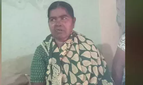 thieves : లోన్ ఇస్తామంటూ ఇంటికి వచ్చి.. బంగారు గొలుసుతో పరారీ..