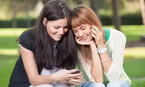 Best friends : అమ్మాయిలు బెస్ట్ ఫ్రెండ్స్‌తో ఫోన్‌లో గంటల కొద్దీ ఏం మాట్లాడుతారో తెలుసా?