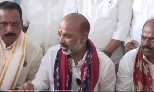 Bandi Sanjay : కాంగ్రెస్, బీఆర్ఎస్‌లపై బండి సంజయ్ సంచలన ఆరోపణలు