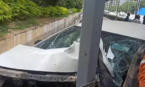 Car Accedent: రాయదుర్గం పోలీస్ స్టేషన్ పరిధిలో ప్రమాదం.. డివైడర్ ను ఢీకొట్టిన కారు