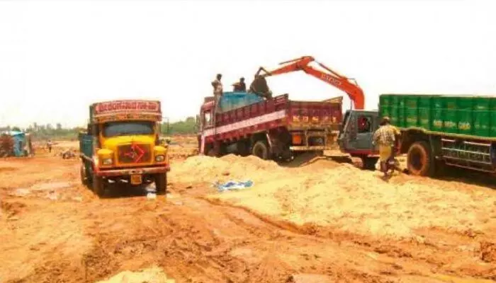 జోరుగా జీరో దందా.. ఇసుక క్వారీ నిర్వాహకుల ఇష్టారాజ్యం జోరుగా జీరో దందా.. ఇసుక క్వారీ నిర్వాహకుల ఇష్టారాజ్యం