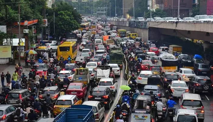 Traffic Update: హైదరాబాద్ లో పలుచోట్ల స్తంభించిన ట్రాఫిక్ Traffic Update: హైదరాబాద్ లో పలుచోట్ల స్తంభించిన ట్రాఫిక్