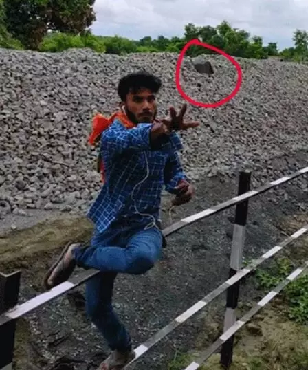 వేగంగా వెళ్తున్న రైలుపై రాళ్ల దాడి.. ప్రయాణికుడికి తీవ్ర గాయాలు వేగంగా వెళ్తున్న రైలుపై రాళ్ల దాడి.. ప్రయాణికుడికి తీవ్ర గాయాలు