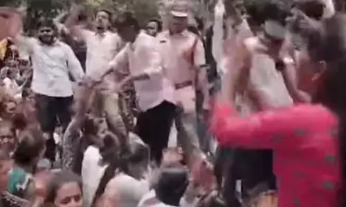 HYD : బషీర్‌బాగ్ కూడలి వద్ద విద్యార్థినుల ఆందోళన.. కారణమిదే..!