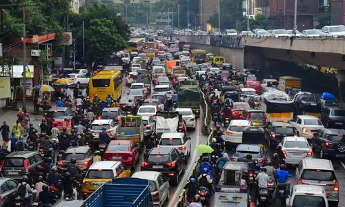 Traffic Update: హైదరాబాద్ లో పలుచోట్ల స్తంభించిన ట్రాఫిక్