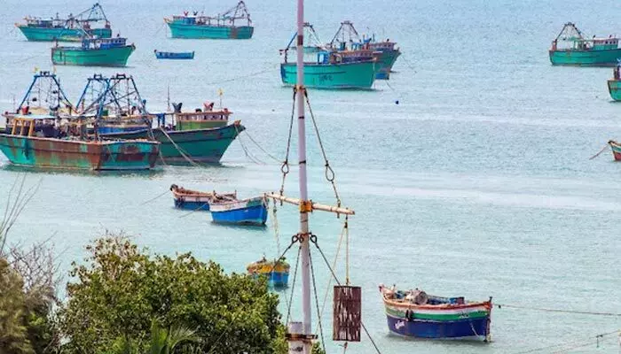 Fishermens Arrest: 22 మంది తమిళ మత్స్యకారుల అరెస్ట్.. అదుపులోకి తీసుకున్న శ్రీలంక నేవీ Fishermens Arrest: 22 మంది తమిళ మత్స్యకారుల అరెస్ట్.. అదుపులోకి తీసుకున్న శ్రీలంక నేవీ