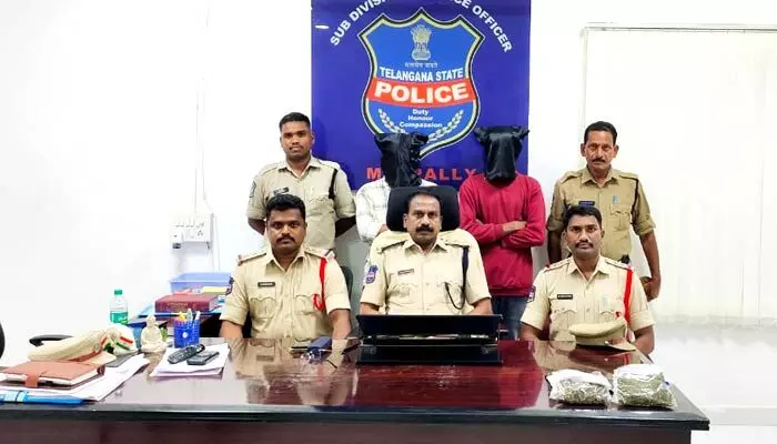 ganja : గంజాయి తరలిస్తున్న ఇద్దరి అరెస్ట్ ganja : గంజాయి తరలిస్తున్న ఇద్దరి అరెస్ట్