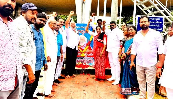 Gaddar : పాటతో ప్రజలను చైతన్య పరిచిన వ్యక్తి గద్దర్ Gaddar : పాటతో ప్రజలను చైతన్య పరిచిన వ్యక్తి గద్దర్