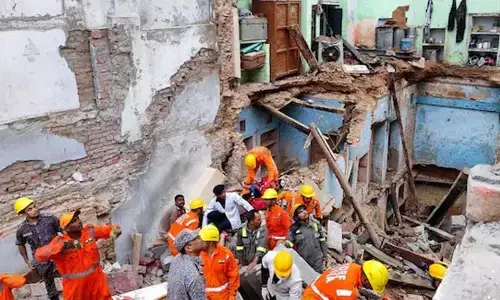 Varanasi: వారణాసిలో విషాదం.. కాశీ విశ్వనాథ ఆలయ సమీపంలో కూలిన రెండు ఇళ్లు