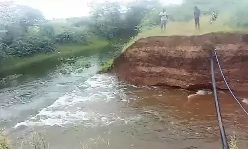 Krishna water : తెగిన వరద కాలువ కట్ట.. వాగులో కలుస్తున్న కృష్ణా జలాలు..