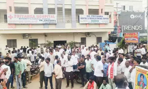 Priyanka hospital : ప్రియాంక హాస్పిటల్ ముందు బైఠాయించిన బాలింత కుటుంబ సభ్యులు..