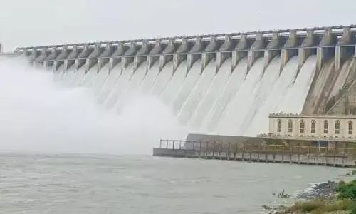 Nagarjuna Sagar : జల ప్రవాహాం వద్దకు జన ప్రవాహం..