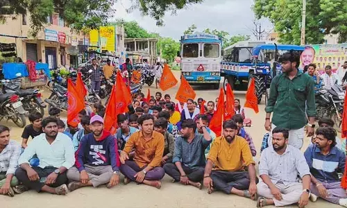 Government Junior College : పేద విద్యార్థులం మాకు చదువు చెప్పండి.. మహాప్రభో..