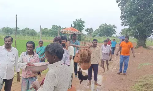 Atrocious : కర్రకు కట్టి పేద మహిళ మృతదేహం తరలింపు