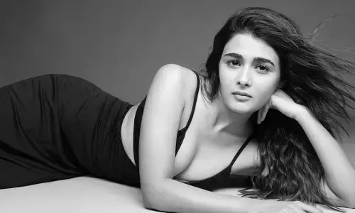లోపల ఏం లేకుండా బోల్డ్ ఫొటో షూట్ .. కుర్రాళ్లకు మతిపోగోడుతోన్న నటి