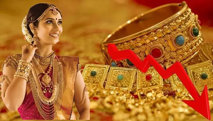 Gold Rates: శ్రావణ మాసంలో మహిళలకు బంపర్ న్యూస్.. భారీగా తగ్గిన బంగారం ధరలు Gold Rates: శ్రావణ మాసంలో మహిళలకు బంపర్ న్యూస్.. భారీగా తగ్గిన బంగారం ధరలు