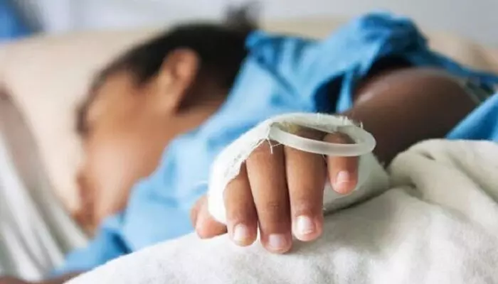 Food poisoning: యూపీ ఫుడ్ పాయిజనింగ్ ఘటనలో విద్యార్థి మృతి Food poisoning: యూపీ ఫుడ్ పాయిజనింగ్ ఘటనలో విద్యార్థి మృతి