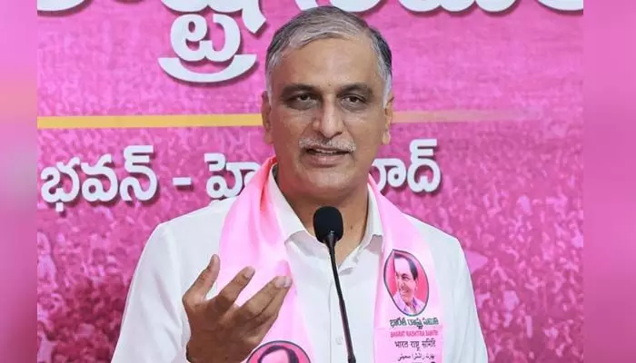 Harish Rao: కేంద్రం నిధులు దారిమళ్లిస్తున్నరు .. రాష్ట్ర ప్రభుత్వంపై హరీశ్రావు ఆరోపణలు Harish Rao: కేంద్రం నిధులు దారిమళ్లిస్తున్నరు .. రాష్ట్ర ప్రభుత్వంపై హరీశ్రావు ఆరోపణలు
