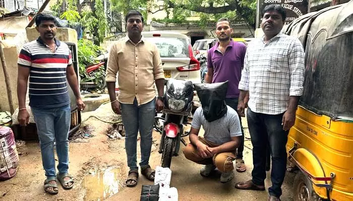 ganja : గంజాయి అమ్ముతున్న వ్యక్తి అరెస్ట్ ganja : గంజాయి అమ్ముతున్న వ్యక్తి అరెస్ట్