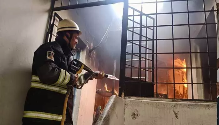 Fire accident : మొబైల్ సర్వీస్ సెంటర్లో అగ్నిప్రమాదం.. Fire accident : మొబైల్ సర్వీస్ సెంటర్లో అగ్నిప్రమాదం..