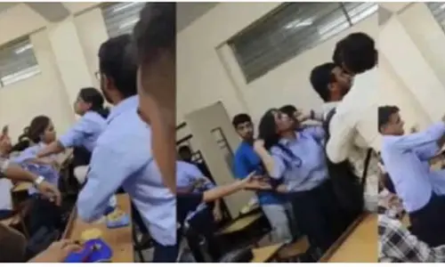 Viral: అబ్బాయి కోసం పొట్టు పొట్టు కొట్టుకున్న ఇద్దరు యువతులు.. కలికాలం అంటూ కామెంట్స్