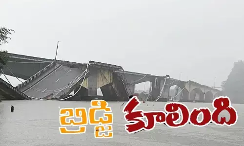 BREAKING: కర్ణాటకను ముంచెత్తుతోన్న భారీ వర్షాలు.. కుప్పకూలిన కాళీ రివర్ బ్రిడ్జి