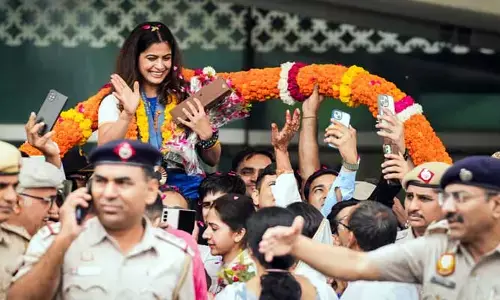 Manu Bhaker : ఇండియాకి తిరిగి వచ్చిన మను భాకర్.. ఘన స్వాగతం పలికిన అభిమానులు