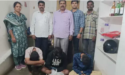 వాళ్ళు పేరుకే విద్యార్థులు.. చేసే పనులేమో అవి
