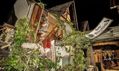 Hotel collapsed: జర్మనీలో కుప్పకూలిన హోటల్.. ఇద్దరు మృతి