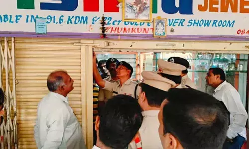 gold shop : బంగారం షాప్ లో భారీ దొంగతనం.. 18 లక్షల విలువ గల అభరణాలు చోరీ..