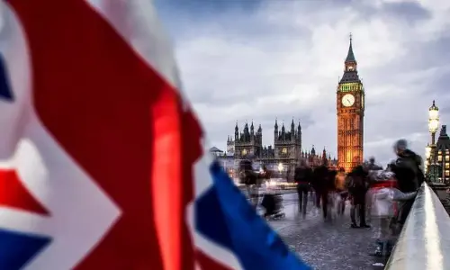 Britain : బ్రిటన్‌లో ప్రవాస ఉద్యోగులకు ఆకస్మిక సెలవు.. కారణం ఇదే