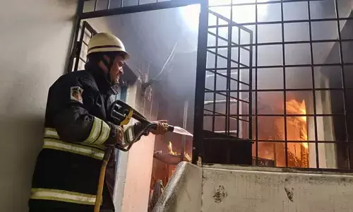 Fire accident : మొబైల్​ సర్వీస్​ సెంటర్​లో అగ్నిప్రమాదం..