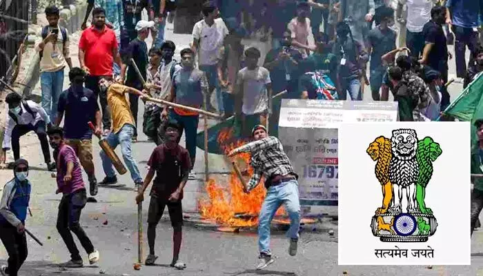 Bangladesh Riots: బంగ్లాదేశ్లో కొనసాగుతున్న అల్లర్లు.. భారత సర్కార్ కీలక నిర్ణయం Bangladesh Riots: బంగ్లాదేశ్లో కొనసాగుతున్న అల్లర్లు.. భారత సర్కార్ కీలక నిర్ణయం