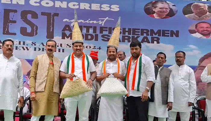 Mettu Saikumar: జంతర్ మంతర్ వద్ద దర్నాలో పాల్గొన్న తెలంగాణ ఫిషరీష్ చైర్మన్ Mettu Saikumar: జంతర్ మంతర్ వద్ద దర్నాలో పాల్గొన్న తెలంగాణ ఫిషరీష్ చైర్మన్