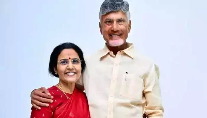 Nara Bhuvaneswari:ప్రేమగా చీరలు కొనుక్కొచ్చిన చంద్రబాబు ..నారా భువనేశ్వరి రియాక్షన్ ఇదే! Nara Bhuvaneswari:ప్రేమగా చీరలు కొనుక్కొచ్చిన చంద్రబాబు ..నారా భువనేశ్వరి రియాక్షన్ ఇదే!