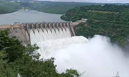 శ్రీశైలం జలాశయానికి కొనసాగుతున్న వరద