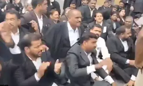 ఎల్బీనగర్లో రోడ్డెక్కిన న్యాయవాదులు.. పోలీసులకు వ్యతిరేకంగా నినాదాలు